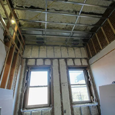 Montaje de techo acústico descolgado con amortiguadores silentblocks antivibración en piso de Barcelona