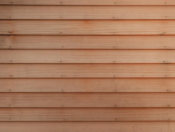 Pared revestida con paneles fonoabsorbentes de lamas de madera y fieltro acústico en salón de diseño