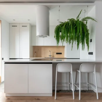 Detalle de reforma de cocina con isla central, encimera de cuarzo y muebles modernos