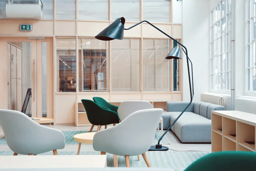 Luminarias de diseño en dormitorio con apliques orientables de lectura en Les Corts