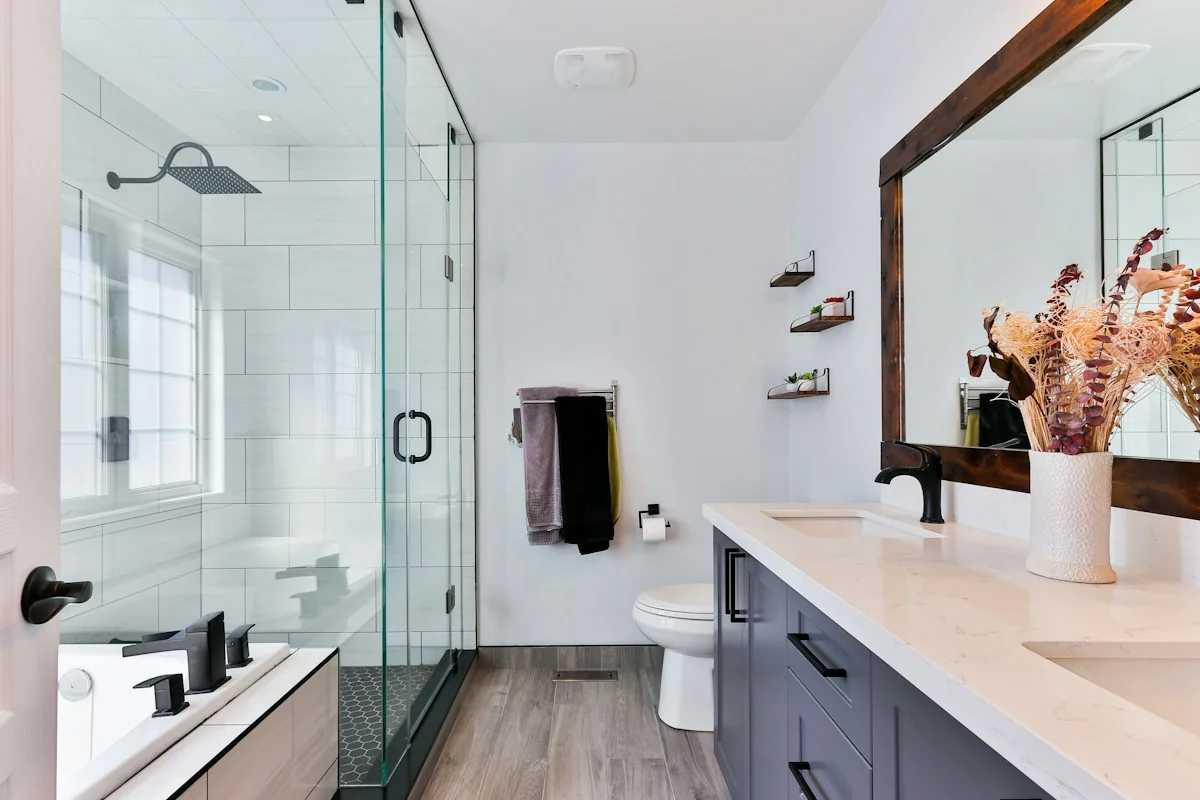 Grifería empotrada termostática de diseño contemporáneo en baño de lujo en Barcelona