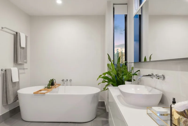 Sistema de saneamiento insonorizado y cisterna empotrada Geberit en tabique de baño