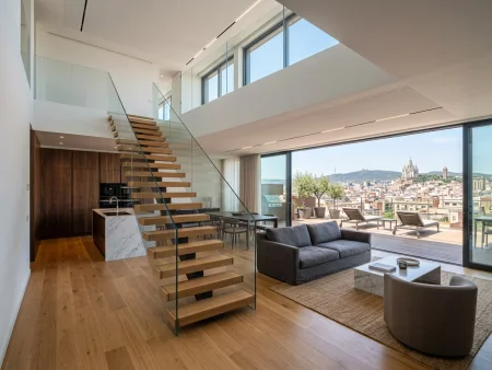 Reforma integral completa de ático dúplex en Sarrià con escalera volada y conexión a terraza