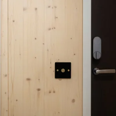 Detalle de cerradura multipunto de seguridad y escudo protector de acero templado
