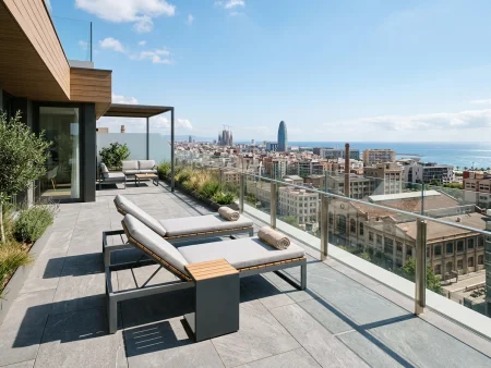 Rehabilitación de azotea con barandilla de vidrio laminar y vistas al mar en Poblenou