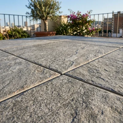 Detalle de suelo de gres porcelánico rectificado antideslizante clase 3 para terrazas en Barcelona